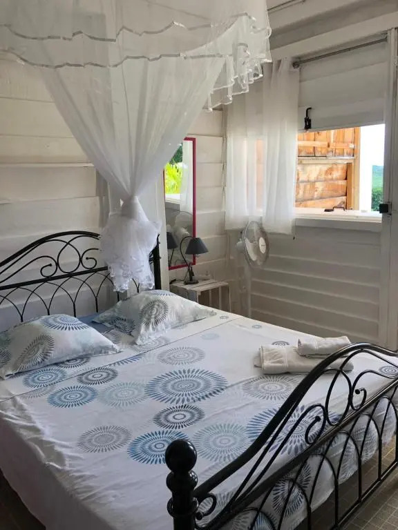 La Colline Bed & Table