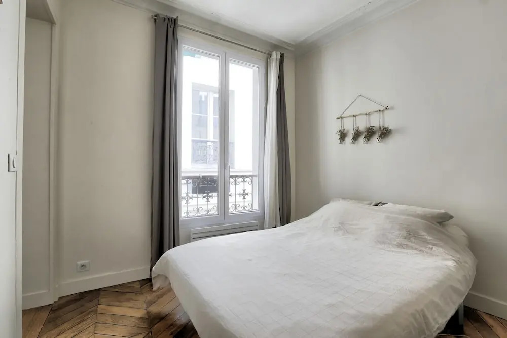 Classy and Cosy 1-bedroom Ensuite, 2min Walk From Cadet Metro