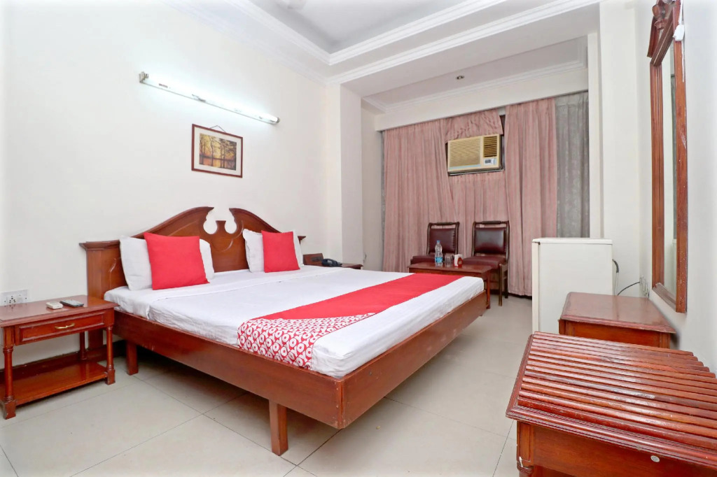OYO 24483 Hotel Plaza