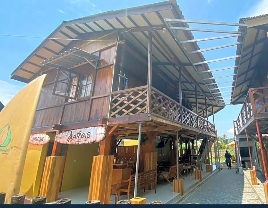Aryas Surf Camp Cimaja