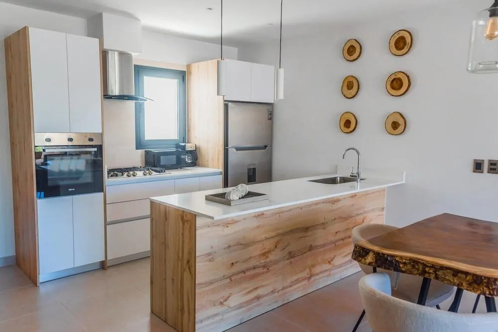 Brand new Luxury Condo With Private Picuzzi 1 Block From the Beach