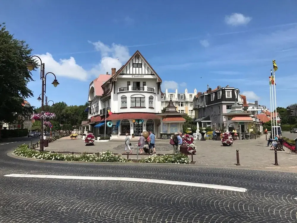 Spacious Seafront Retreat