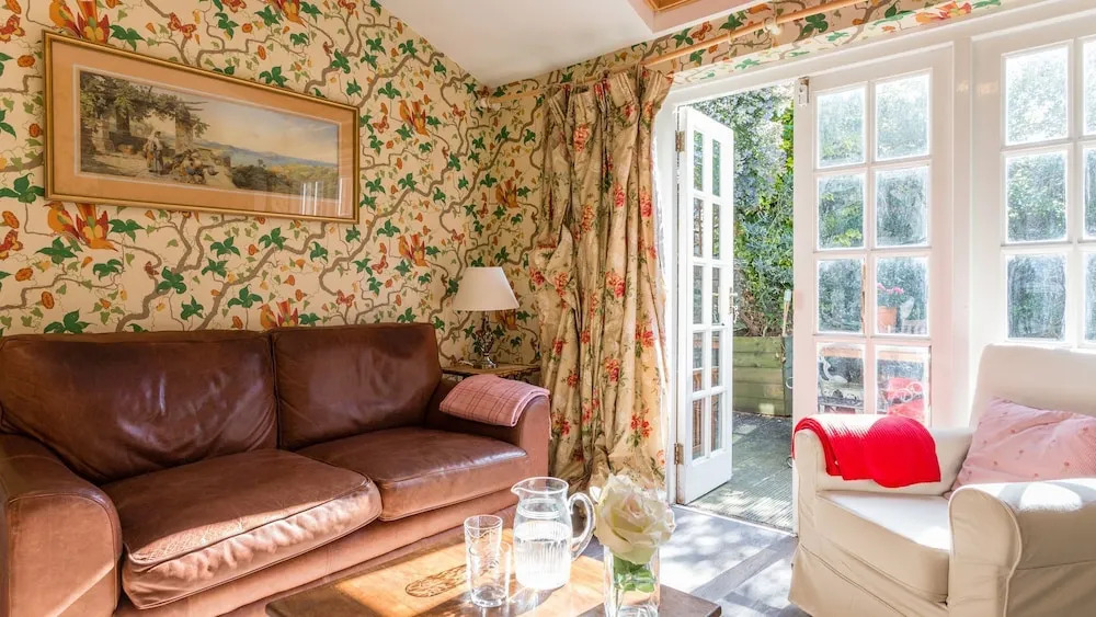 Traditional and Colourful 2BR Garden Flat in Parsons Green