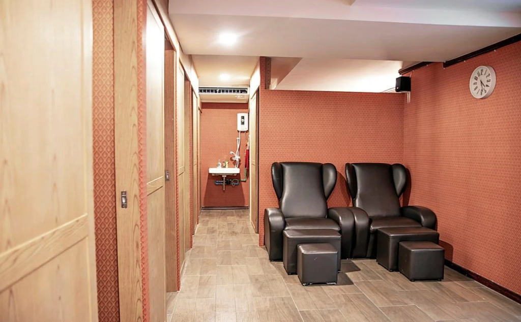 J PLACE HOTEL