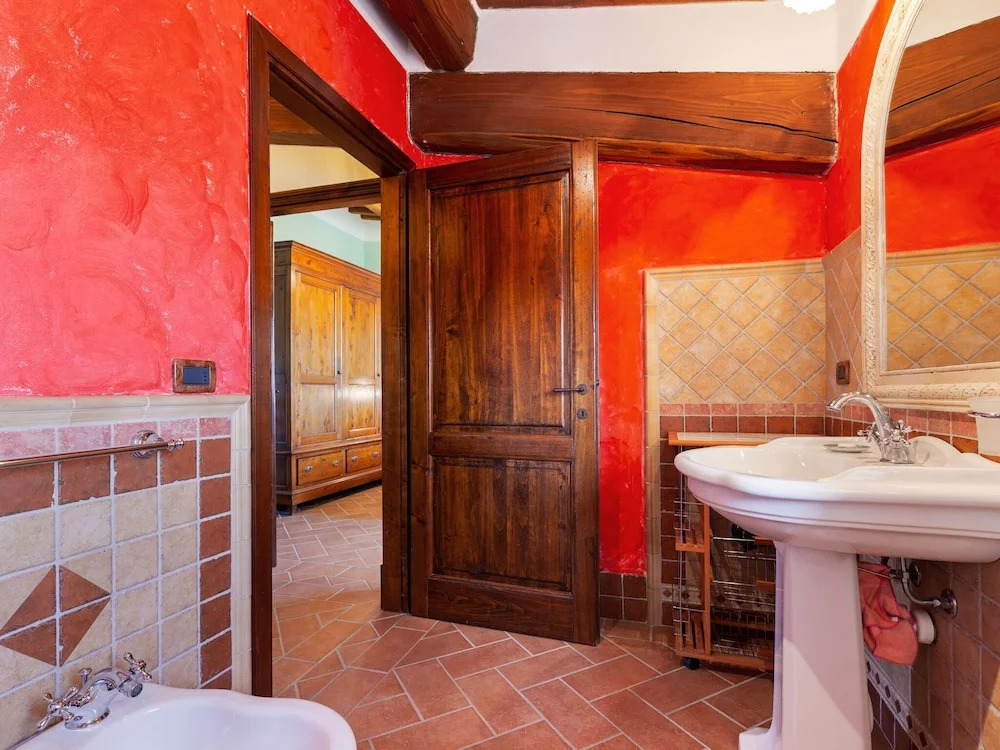 Secluded Holiday Home in Bibbiano With Courtyard