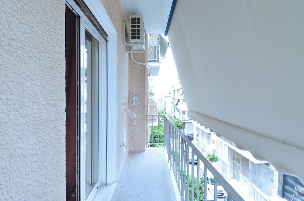 A modern and neoclassical apartment