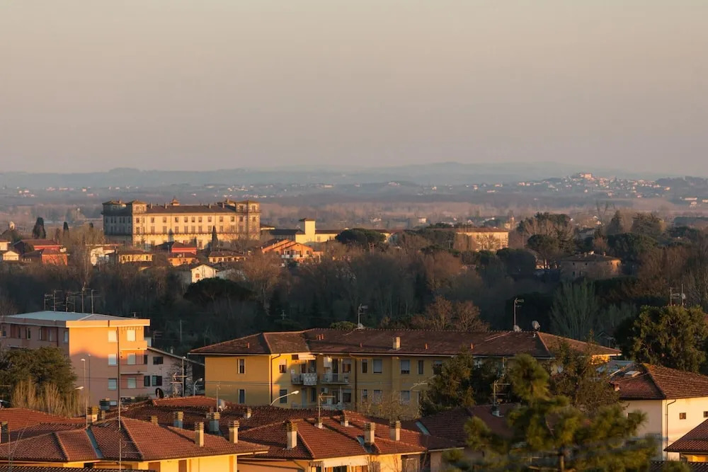 Rosyabate Cottage, with Private Garden and views between Lucca and Pistoia