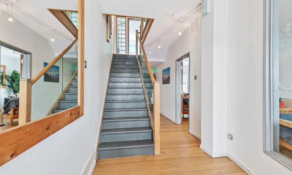 Sunshine Central House | Large luxury group house | Roof terrace | Fast Wifi