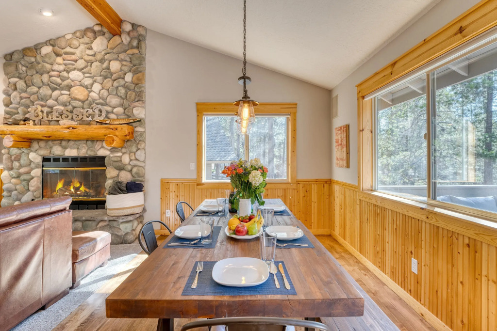 Quail by Avantstay Great Location + Game Room, Hot Tub, & Deck!