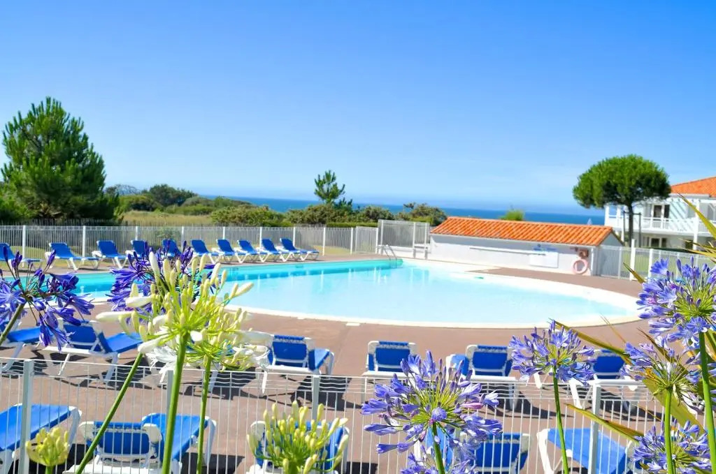 Appartements front de mer 2 piscine chauffées la pironnière Residence de lestrand