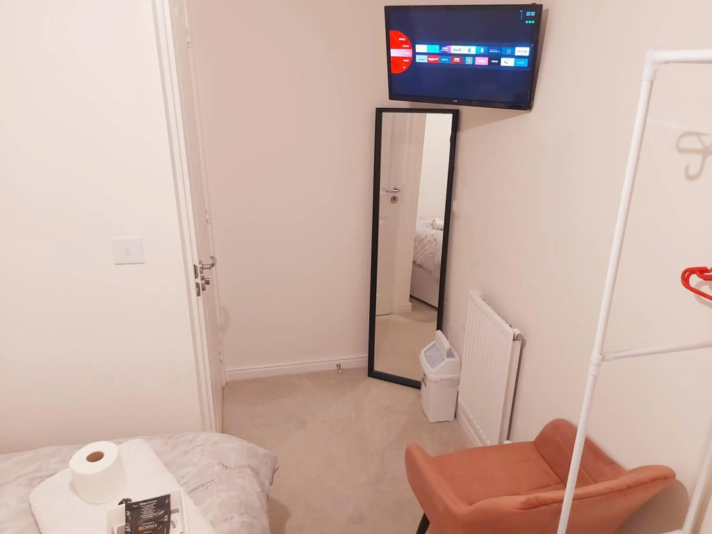 DOUBLE ROOM, FULL KITCHEN, OWN BATHROOM, SMART TV in TELFORD OAKENGATES KETLEY