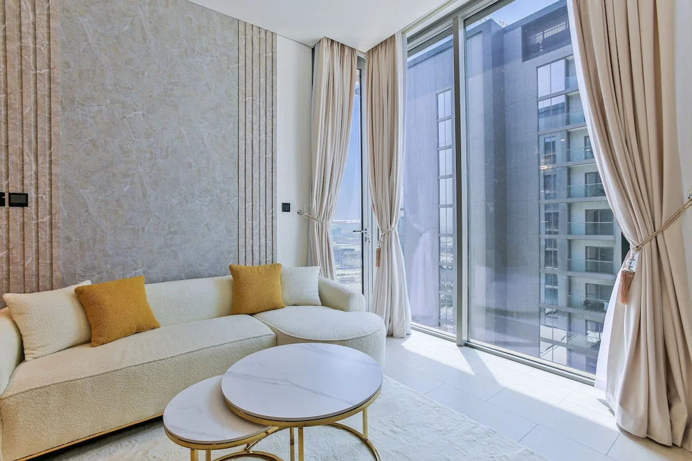 Luxury StayCation - Stylish Apartment With Balcony And City Views