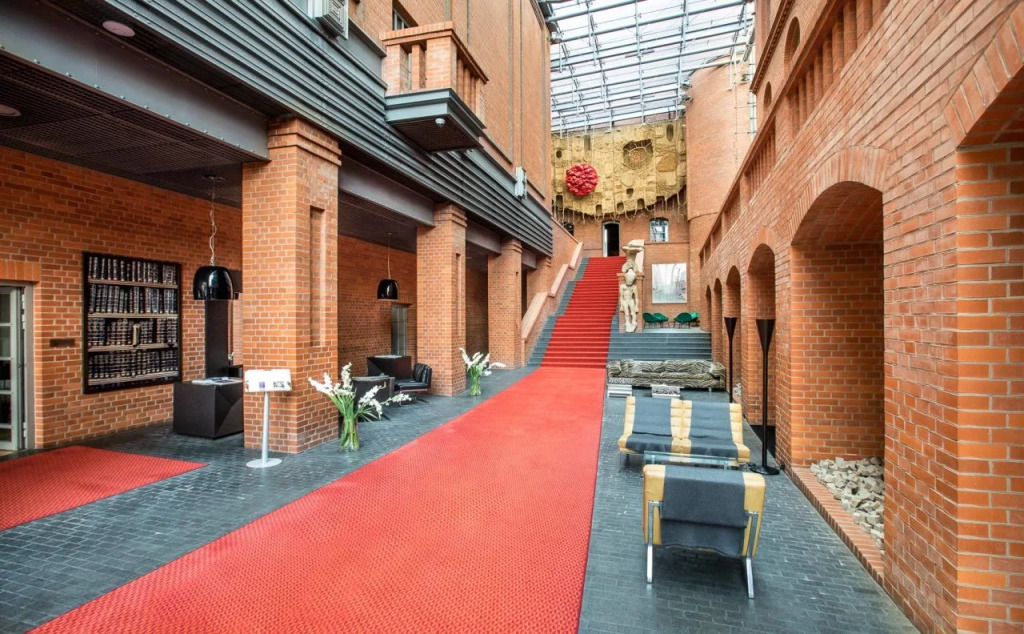 Hotel Blow Up Hall 5050