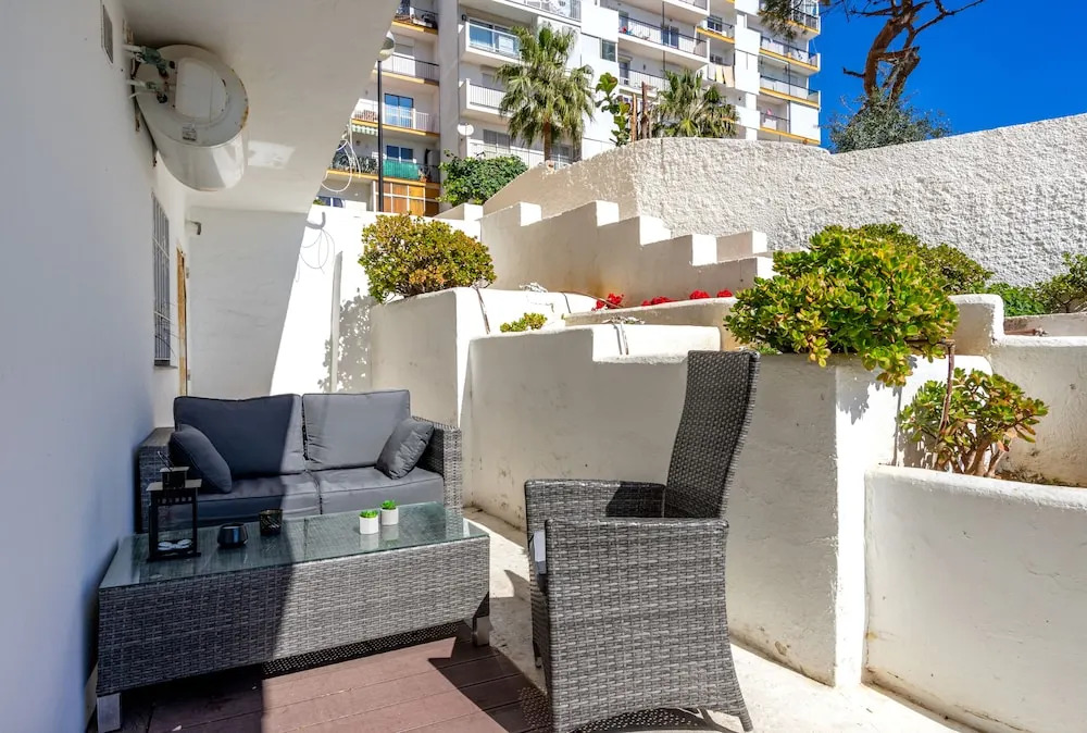 Beachside Apartment with Garden Ref 89