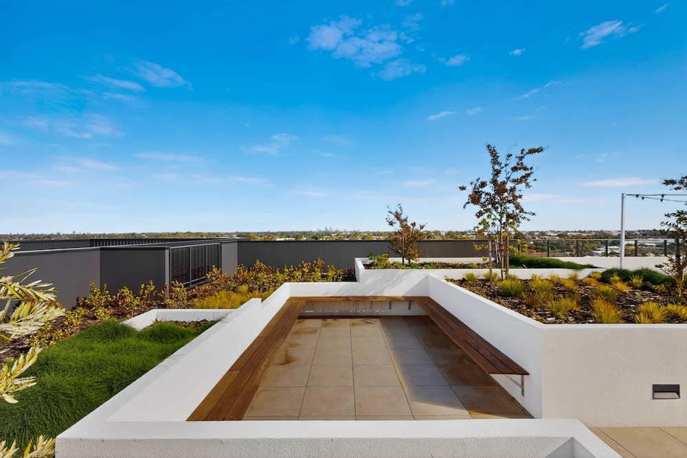 Bright Newly 2 Bed Apartment With Balcony Views