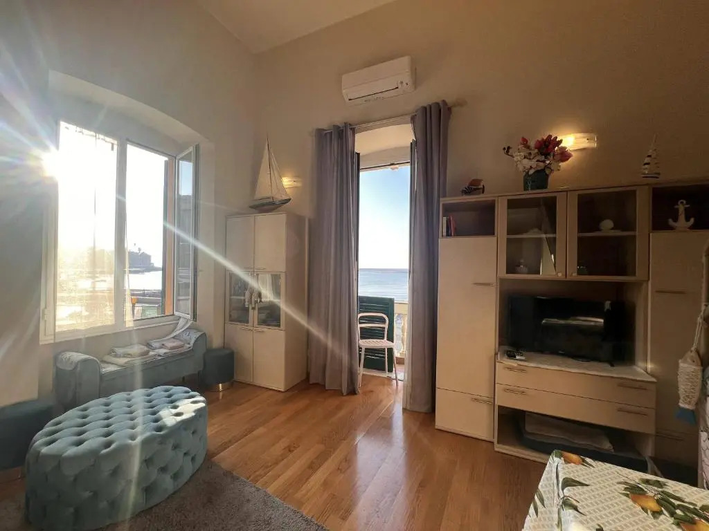 AL CASTELLO-VISTA MARE -ROMANTICO e CENTRALE a 20 METRI DAL MARE-toll parking at 15 euro per day to be booked in advance -subject to availability