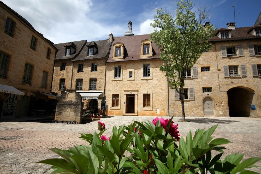 Le Grenier du Chapitre son loft avec les poutres et lappartement une chambre sans les poutres