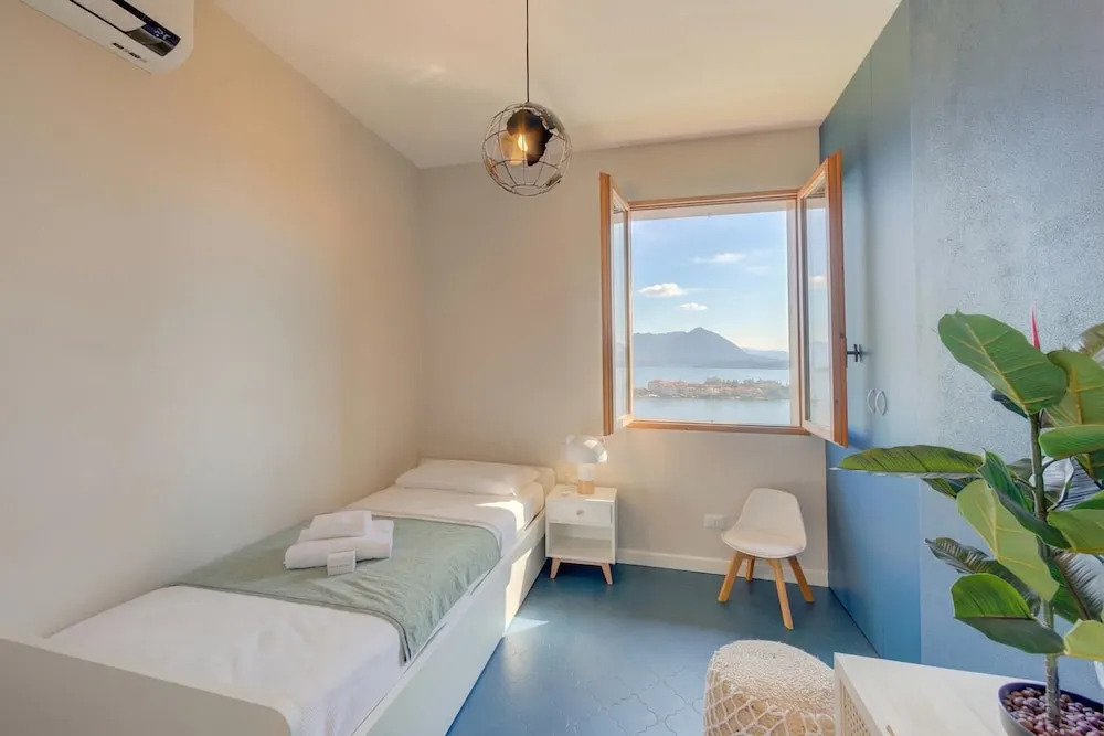 Pandora Lake View Stresa