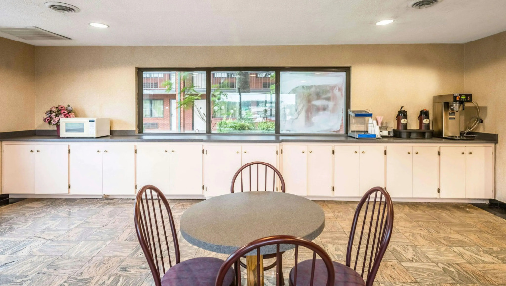 Studios and Suites 4 Less Emporia