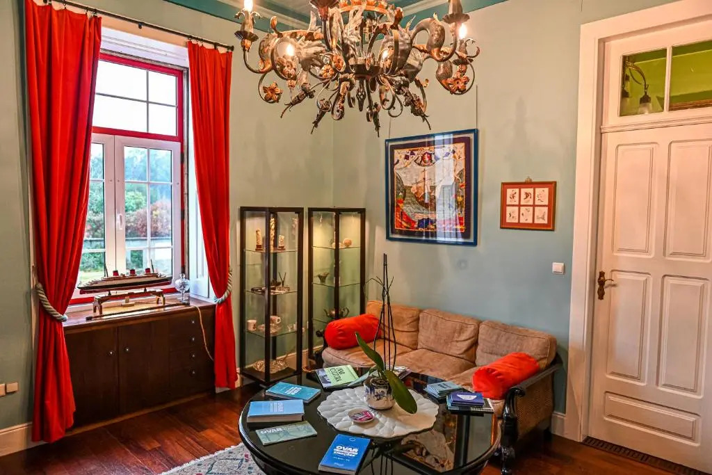 Vintage Balcony Guesthouse & Suites