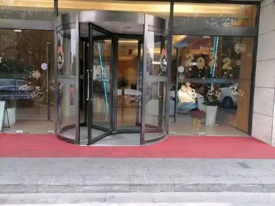 Yuyue Esports Hotel (Shanghai Hongqiao Airport Hangzhong Road Subway Station Store)