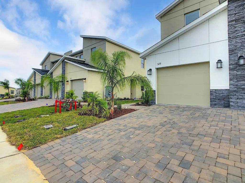 Fantastic Stylish 2BR condo in Four Corners with free Waterpark