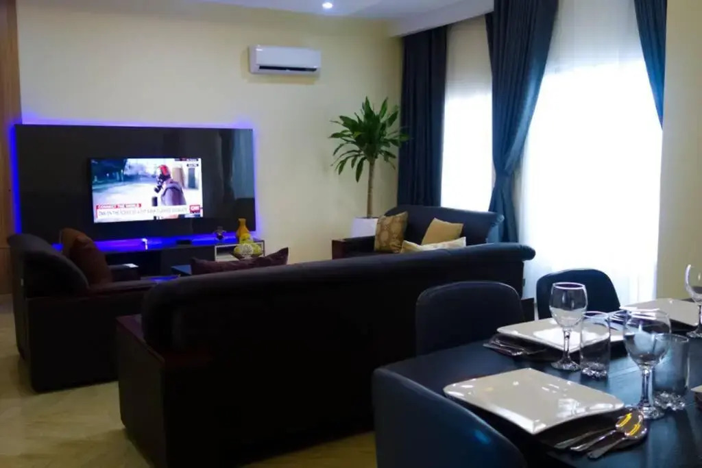 Stiyos Shortlet homes- Tastefully Furnished 3 Bedroom