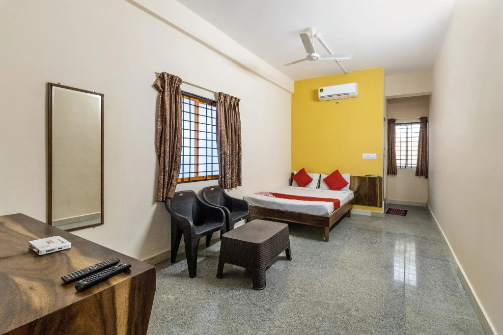 OYO 70384 Supriya Lodge