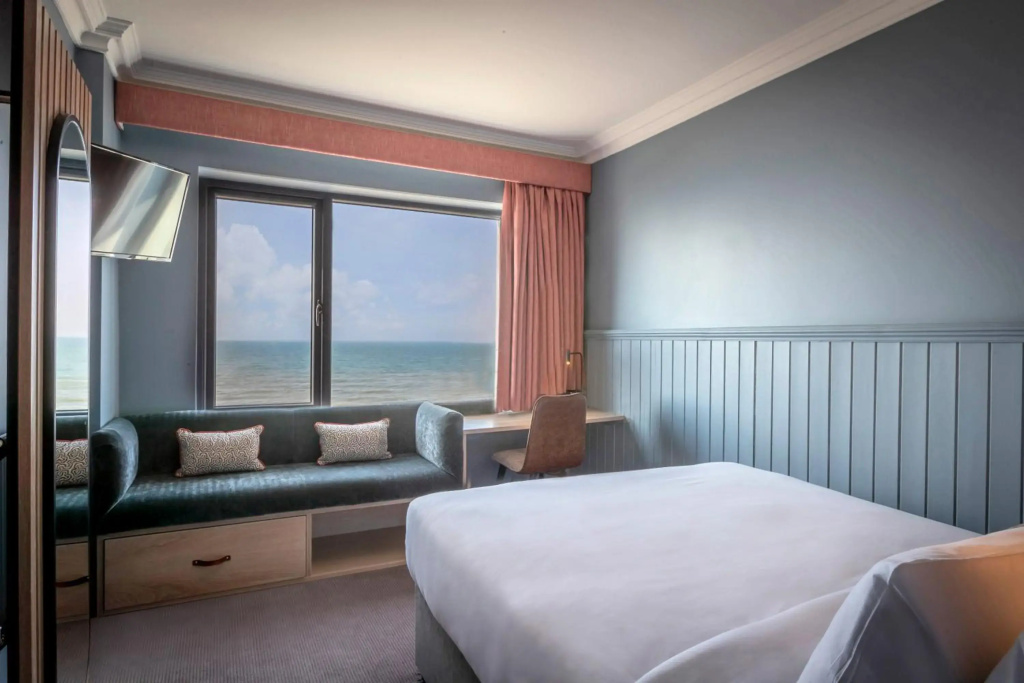Shoreline Hotel