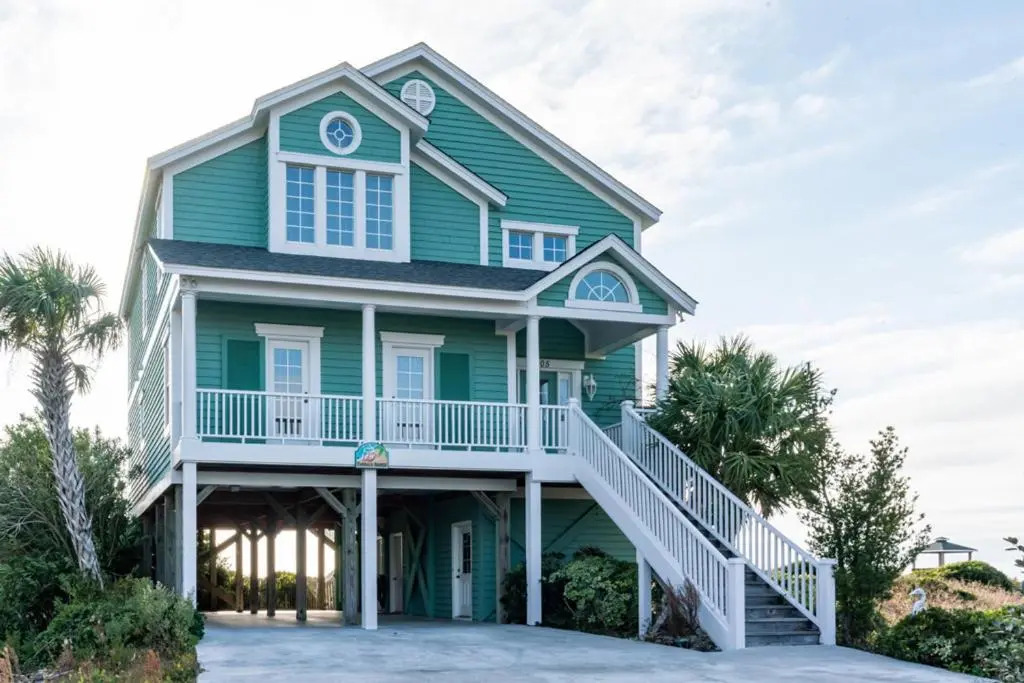 Emerald Breeze by Oak Island Accommodations