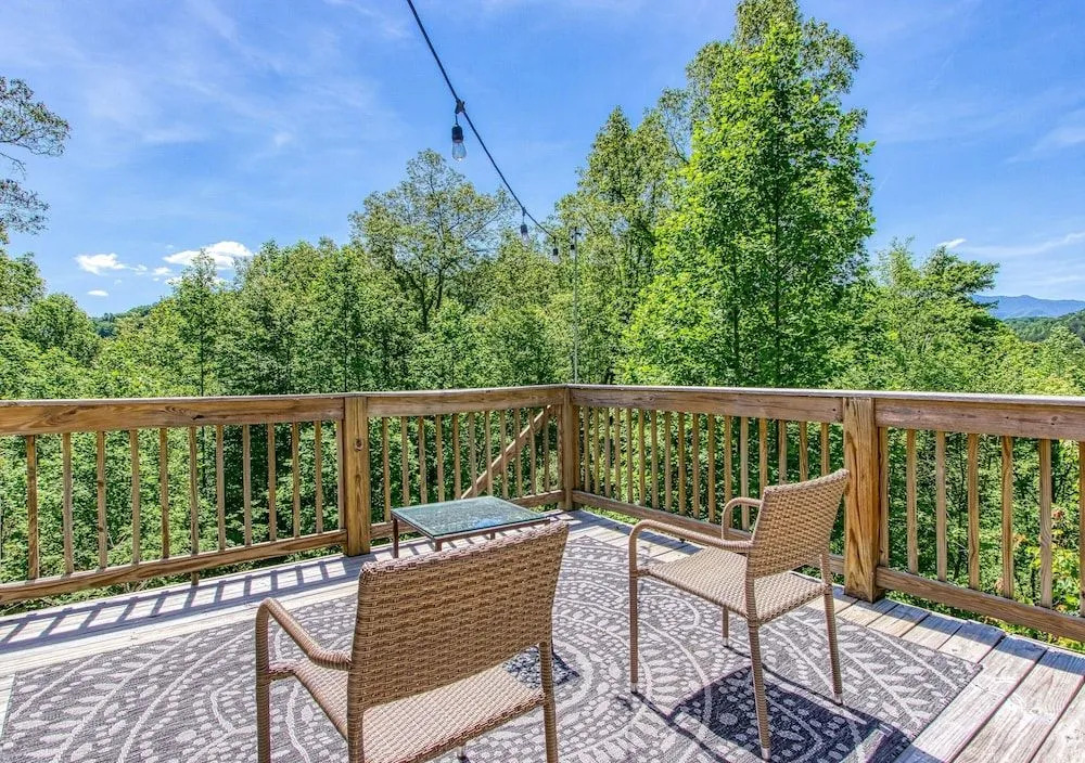 Memorable "Deer & Doe" by HoneyBearCabins 4BR 3BA, Mountain View Deck, Farmhouse Decor, Fireplace, 3 Acres