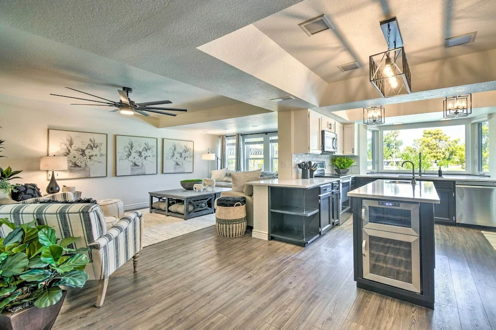 Modern Phoenix Home: Poolside Family Retreat!
