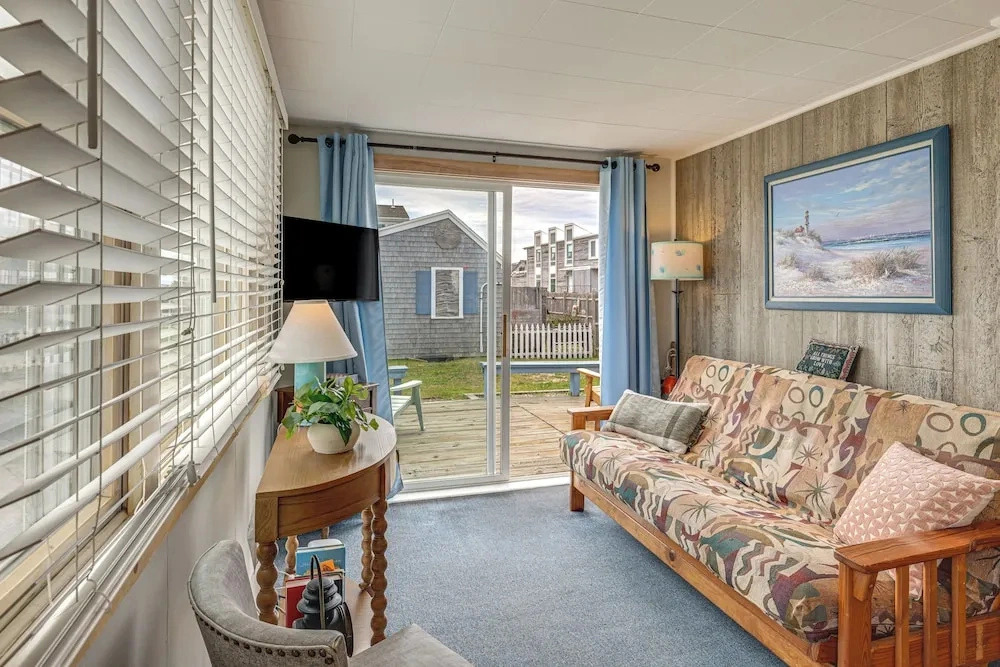 Walk to Beach & Pool! East End P-town Condo