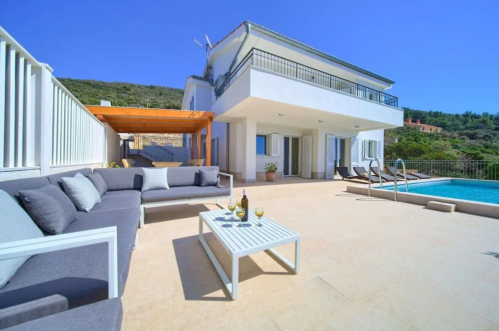 Villa St Martin-Reef - Exclusive Seafront Villa with Private Heated Pool
