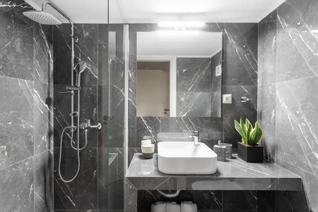 Deluxe 3-BDRM Urban-industrial Apt at Acropolis