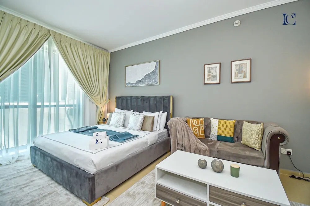 Silver - Modern Studio with lake view