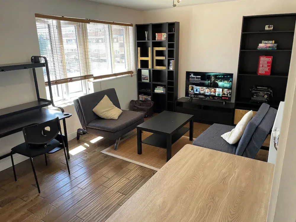 London Apartment - Sleeps 3-city Escape- Balcony