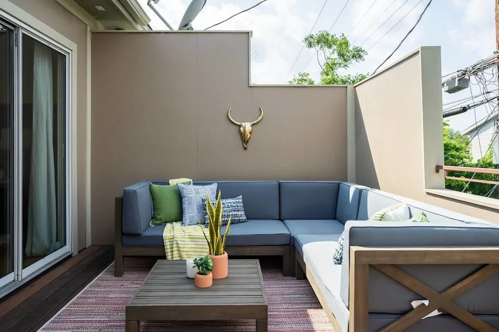 Charming Downtown 3br/2.5ba Home w/ Deck by Domio