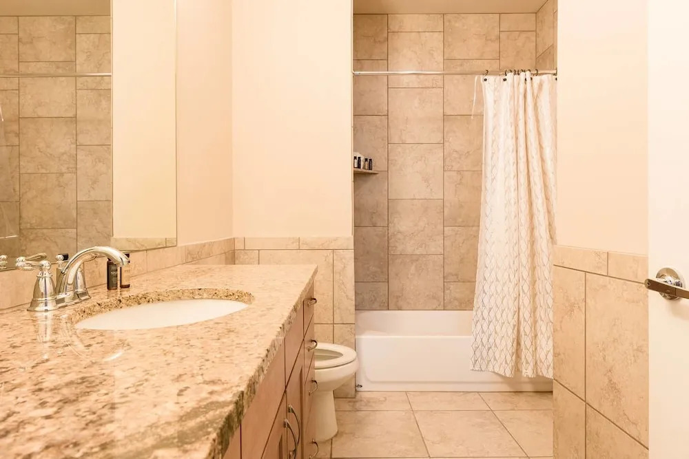 Spacious 3br/3ba Minutes From DT by Domio