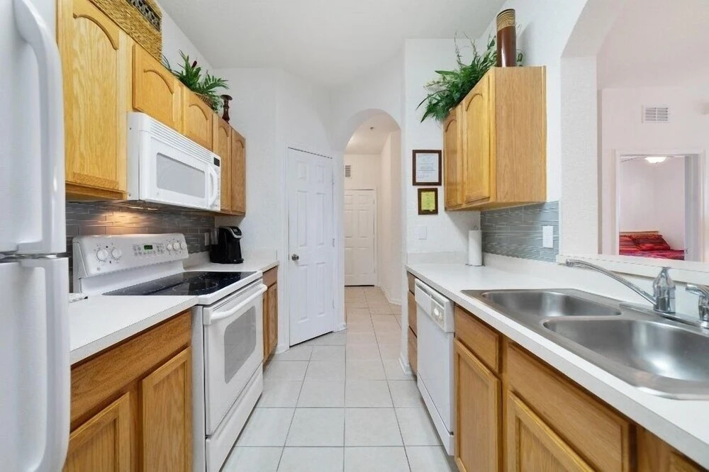 10 Min. To Disney - Gated Resort With Large Heated 2 Bedroom Condo by RedAwning, Kissimmee