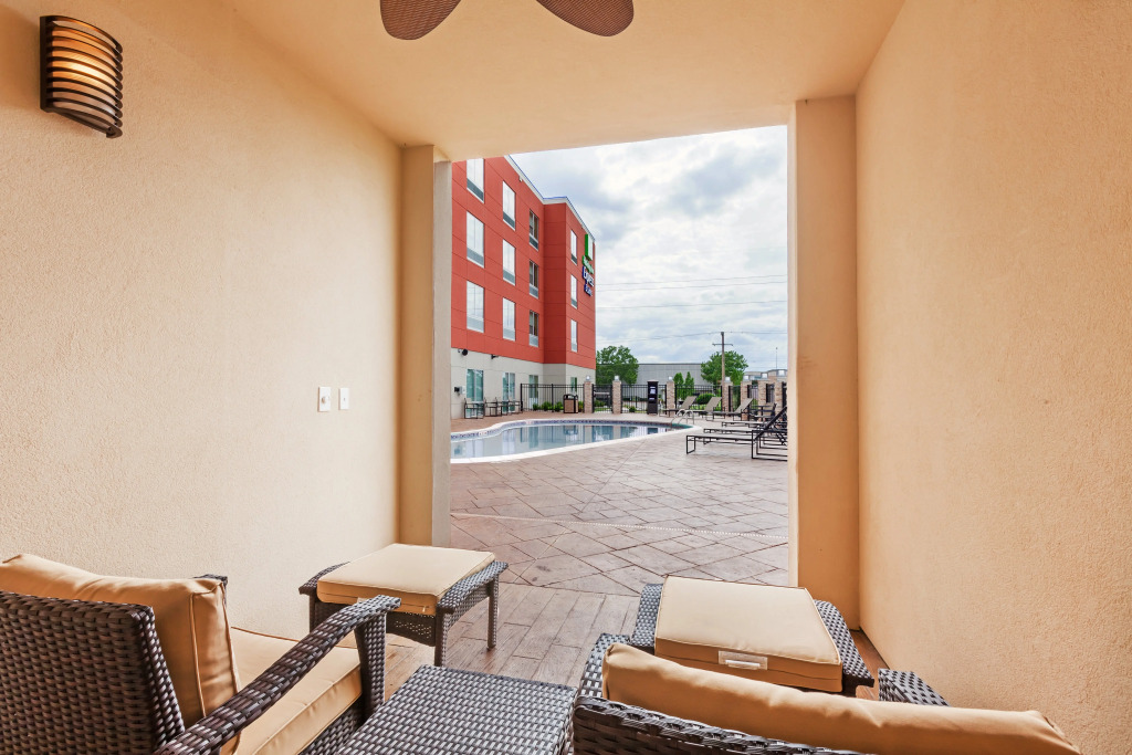 Holiday Inn Express & Suites Tulsa South - Woodland Hills by IHG