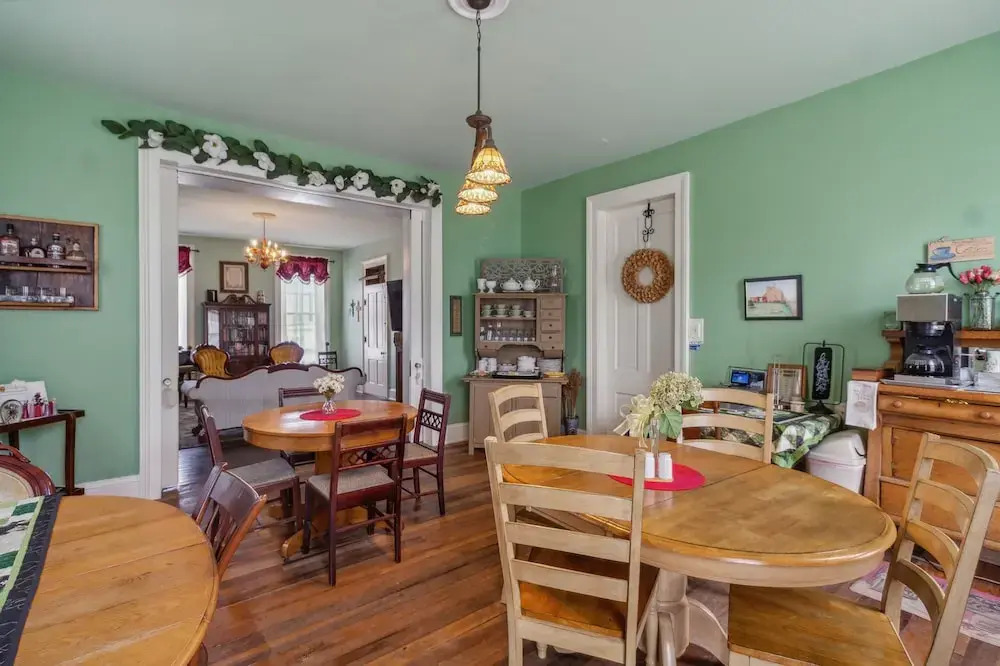 Dickinson Room by Main Street Bed & Breakfast