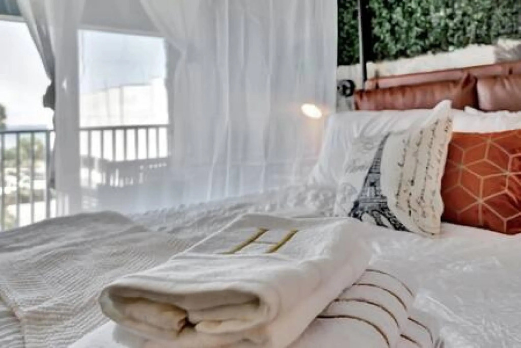 The Hemingway 2bd Tropical Elegance on the Water
