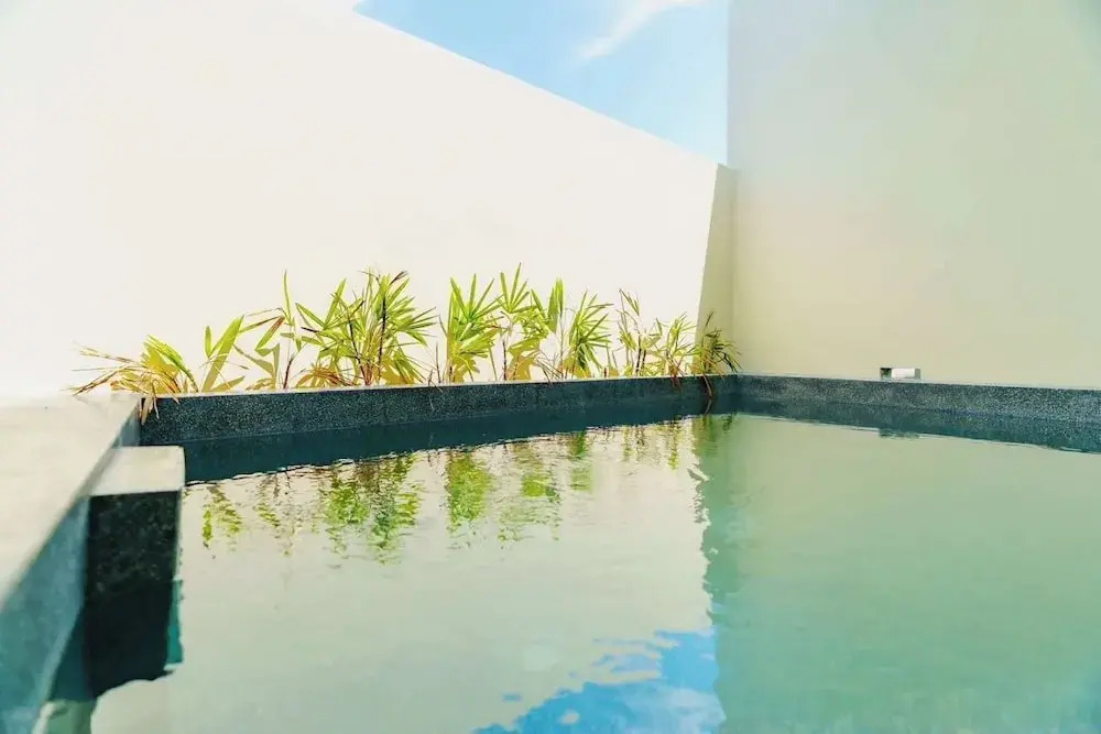 R resident resort