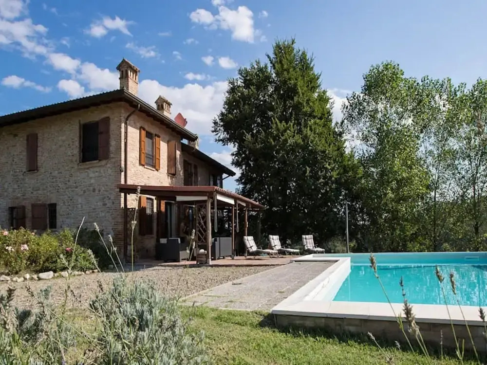 Sunny Holiday Home With Swimming Pool