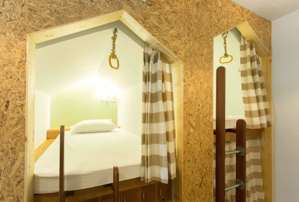 Barn & Bed Hostel at BTS Phrom Phong