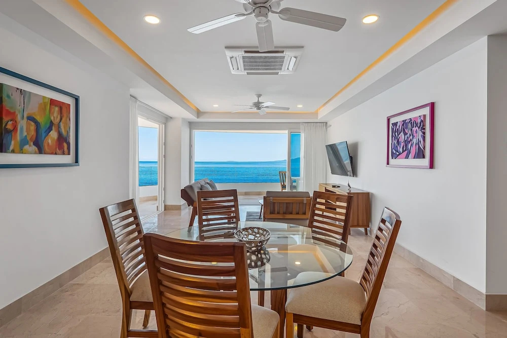 Luxurious 6th-floor Condo With Pool, Oceanfront Balcony & Water View
