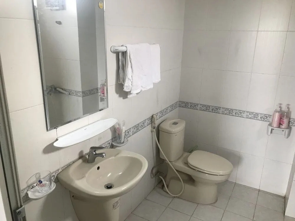 SPOT ON 693 Hoang Long Hotel