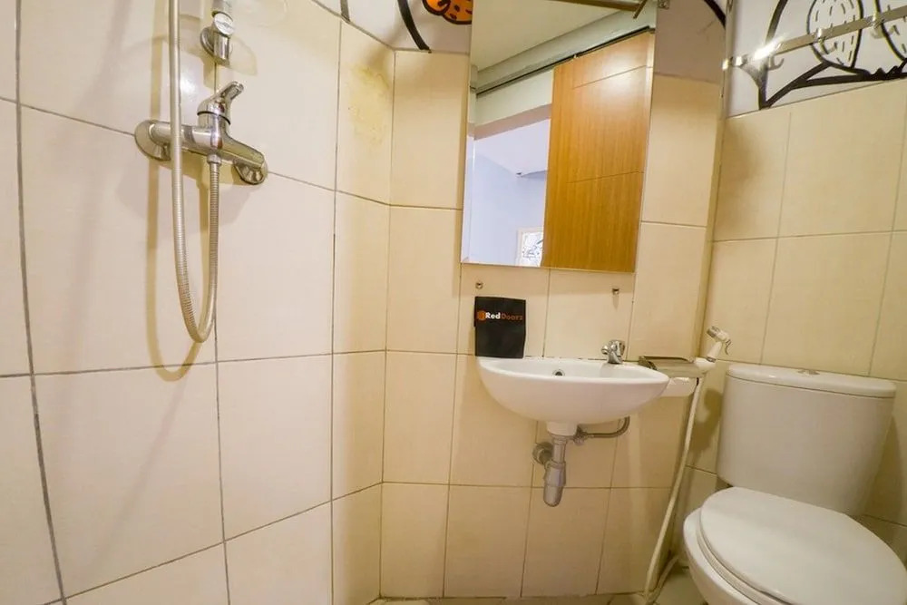 RedDoorz Apartment near Bundaran Satelit Surabaya 2