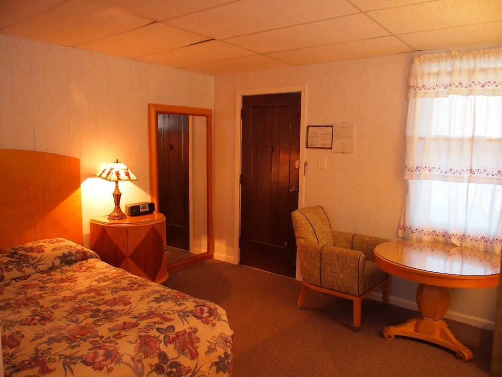 Suitcase Motel & Travel